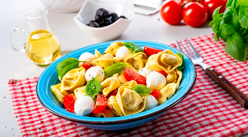 В современных итальянских ресторанах по всему миру тортеллини могут стать антипасто — основным компонентом салата