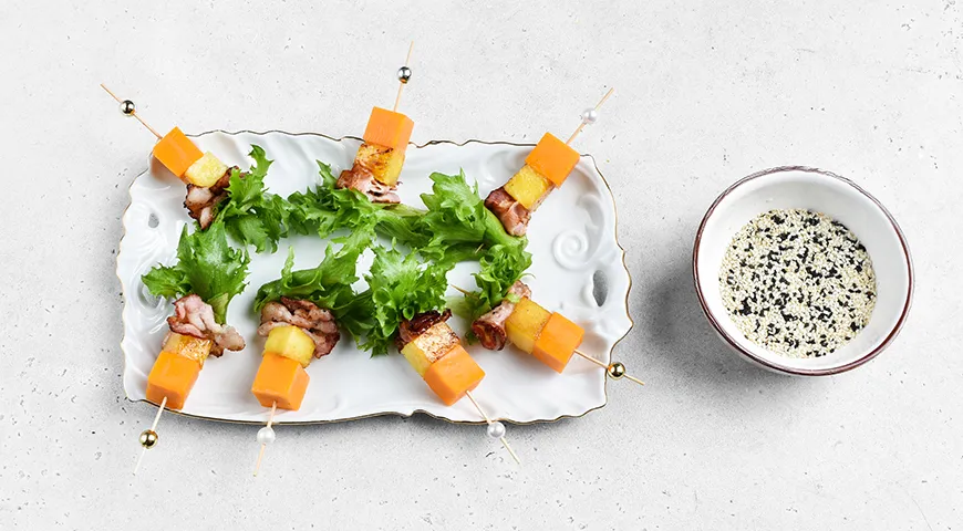 Новогоднее канапе с ананасом на шпажках