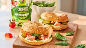 Бейгл с лососем и чесночно-лимонным соусом