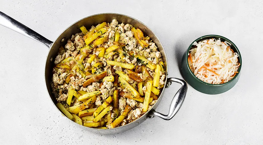 Жаренная картошка с фаршем на сковороде