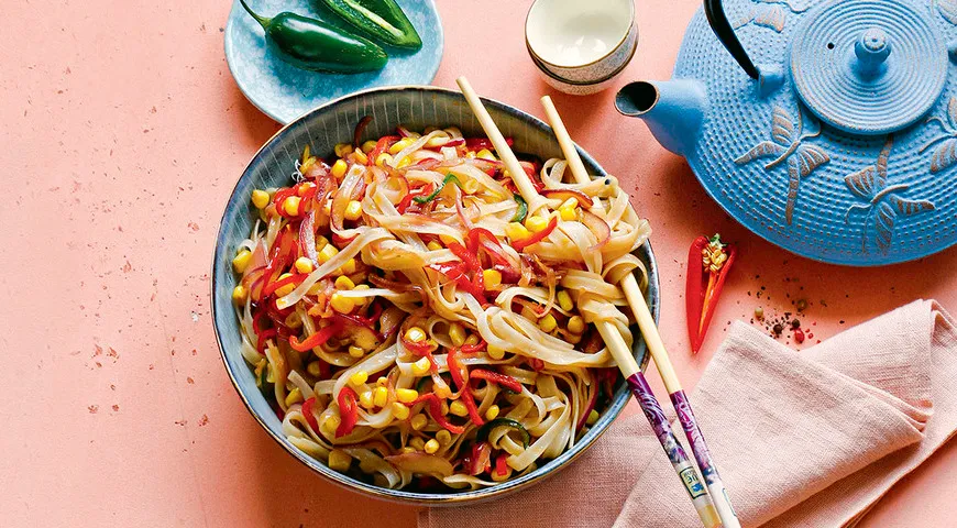 Рисовая лапша с перцем и кукурузой