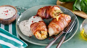 Куриные рулетики с плавленым сыром в беконе