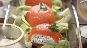 Салаты и закуски с соленым и копченым лососем