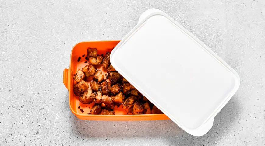 Свиные шкварки на сковороде