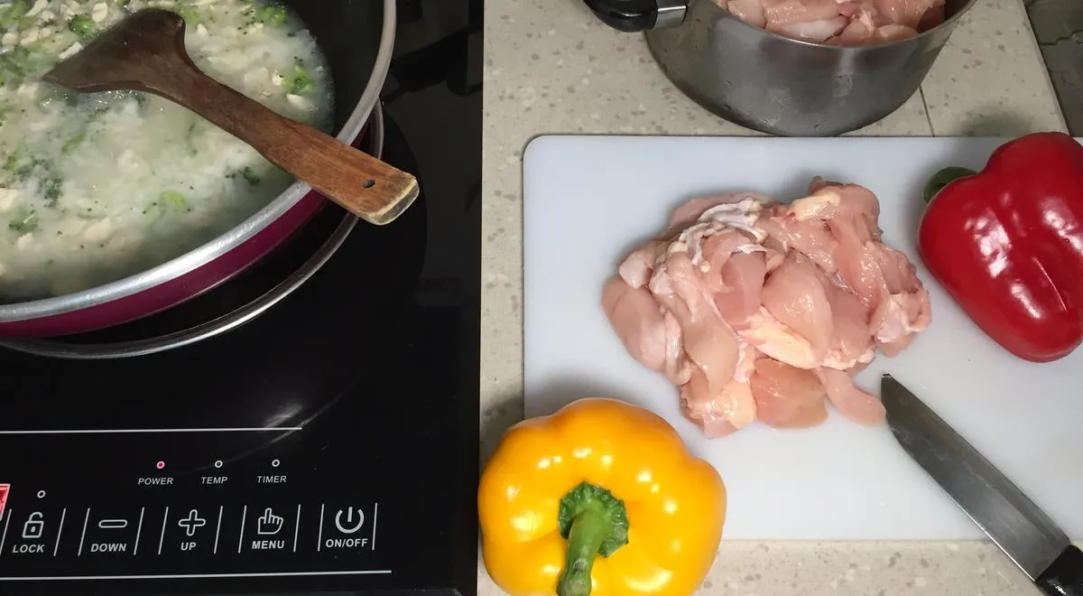 Старайтесь так не делать: курицу и овощи лучше резать на разных досках