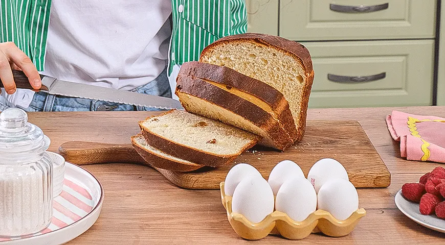 Гренки из кулича с ягодами и мороженым