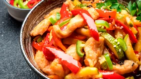 Соте из курицы с цуккини и чесноком