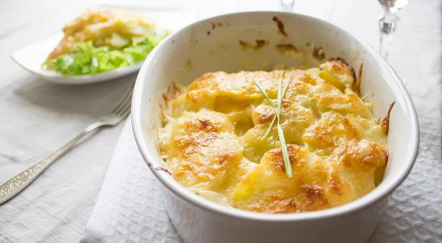 Гратен из картофеля с сыром – еще ярче и ароматнее, а корочка на нем получается более золотистой и при этом тягучей
