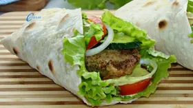 Котлета с овощами в лаваше