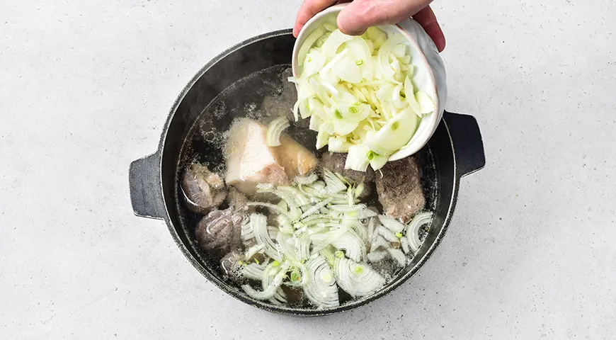 Шурпа в казане на костре