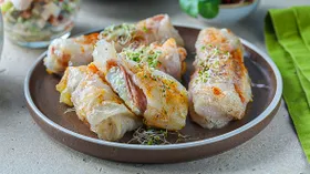 Закуска «Трубочки из рисовой бумаги с колбасой и моцареллой»