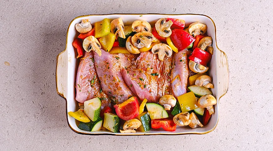 Грудка индейки, запеченная с овощами