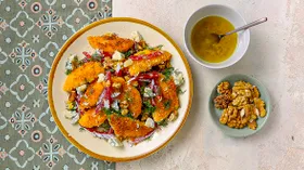 Теплый салат с хрустящей тыквой и колбасой