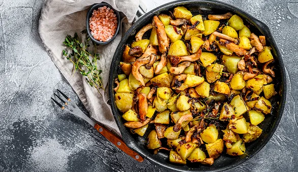 Жареный картофель с вешенками