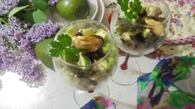 Салат с кускусом, морской капустой, авокадо и морским коктейлем
