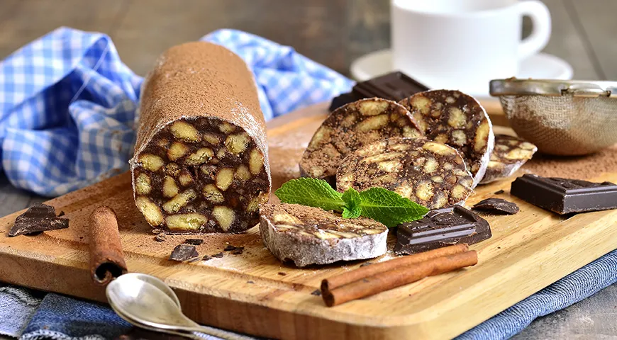 Шоколадная колбаса из песочного печенья, сгущенки, масла и какао