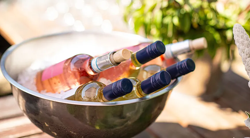 Подавайте вино правильной температуры: белые и игристые — хорошо охлажденными, красные — чуть прохладнее комнатной