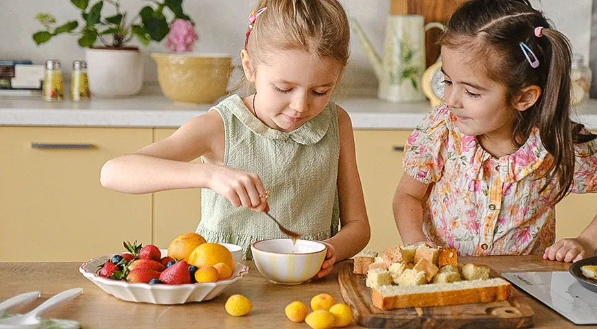 Фруктовый салат с бисквитом и мороженым