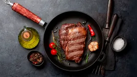 Как пожарить мясные стейки на сковороде: рассказывает шеф-повар журнала «Мой Магнит» Алексей Афонин
