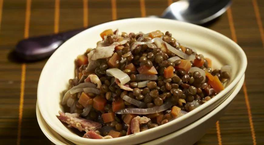 Зеленая чечевица с красным луком и беконом, пошаговый рецепт с фото