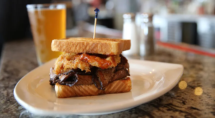 К началу XX века солонина и пастрами стали основой ассортимента Deli — еврейских деликатесных магазинов, где их нарезали ломтиками для сэндвичей