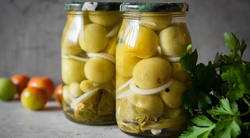 Зеленые помидоры, маринованные с луком