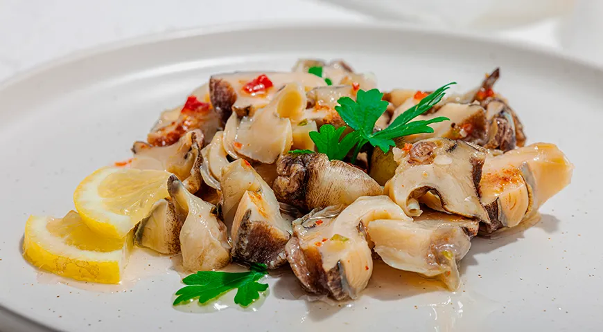 Мясо рапана с оливковым маслом, специями и зеленью