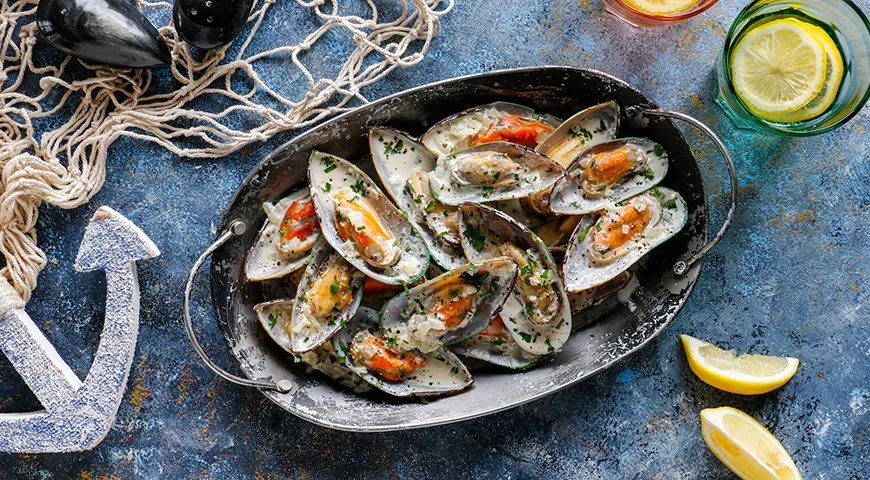 Мидии в сливочно-чесночном соусе на сковороде