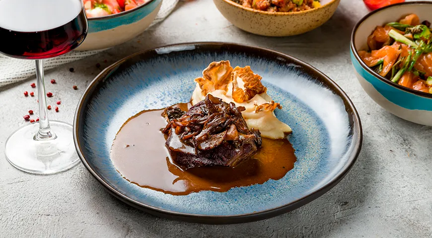 Телячьи щечки с картофельным пюре и грибами под соусом демиглас