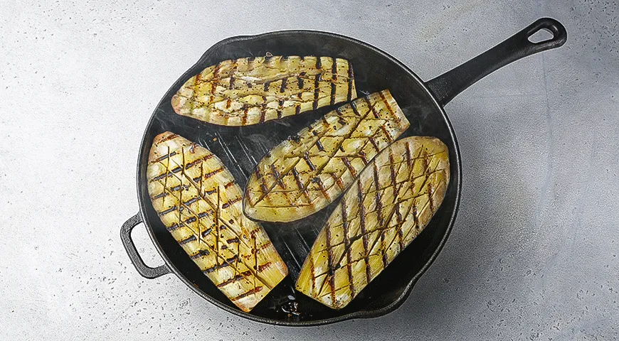 Запеченный баклажан с фаршем и перцем