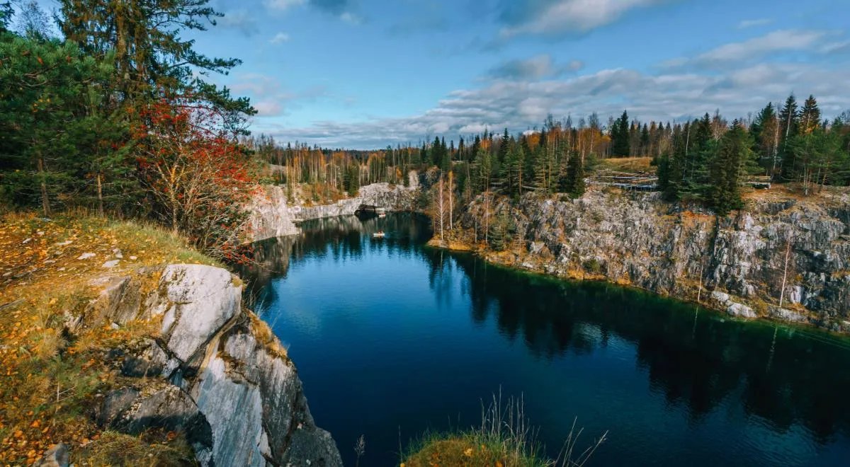 Туристы в Карелии осенью