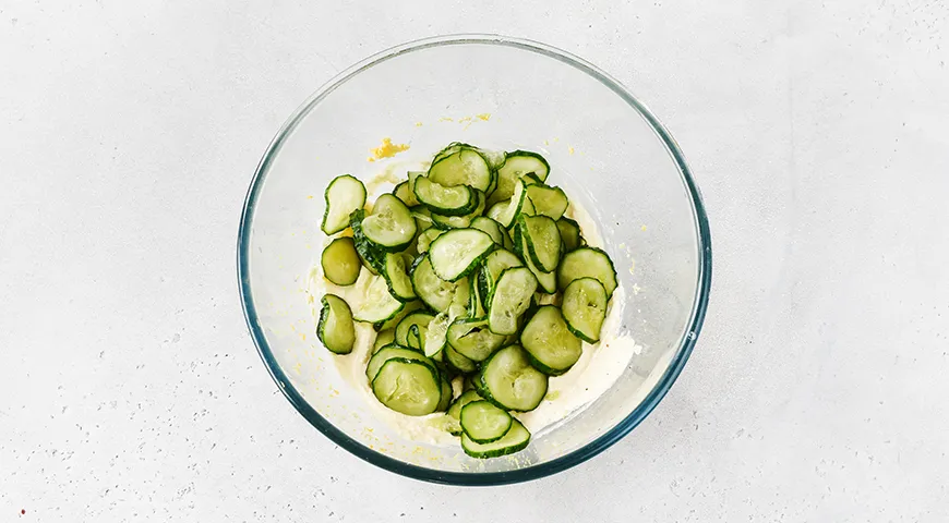 Салат из зеленого лука с яйцом, огурцом и сметаной