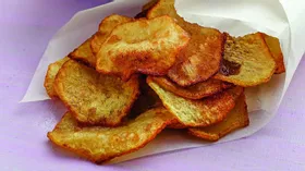 Картофельные чипсы с творожным дипом