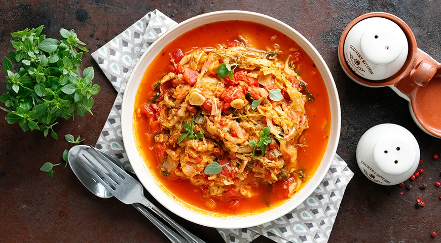 Пекинская капуста с сыром, помидорами и пряными травами