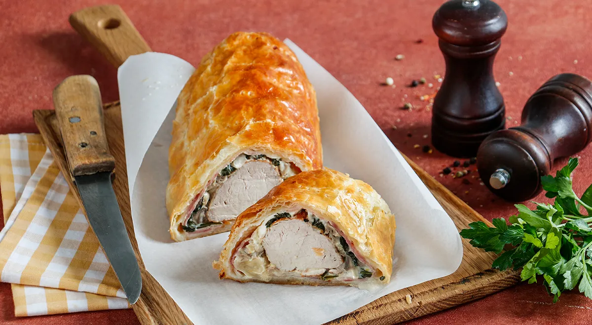 Свинина, запеченная в слоеном тесте