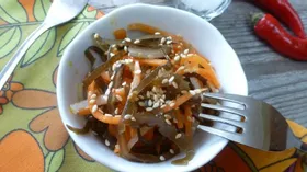 Острый салат из морской капусты и моркови