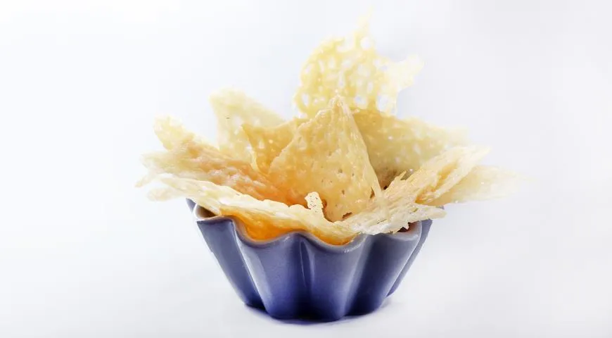 СВЧ-печь справится с приготовлением ажурных чипсов, трубочек и корзиночек из сыра