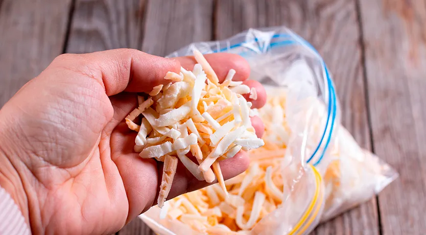 Твердые сыры, натертые и замороженные в зиплоках, не впитывают запахи и всегда готовы к использованию