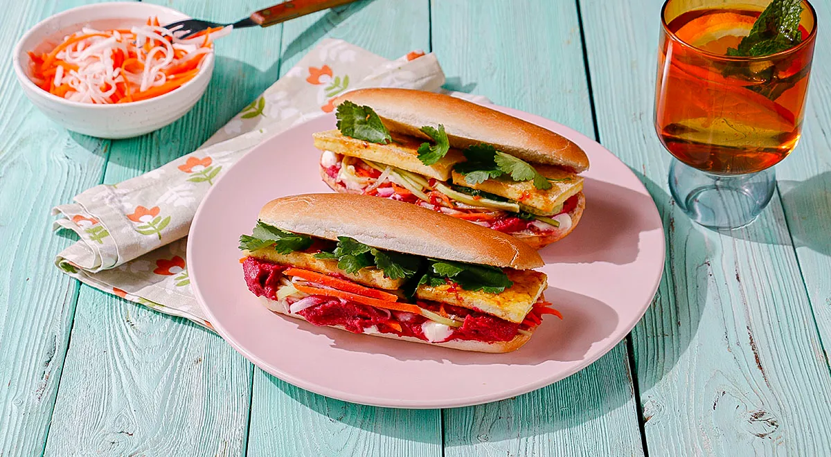 Острый сэндвич с паштетом и маринованными овощами