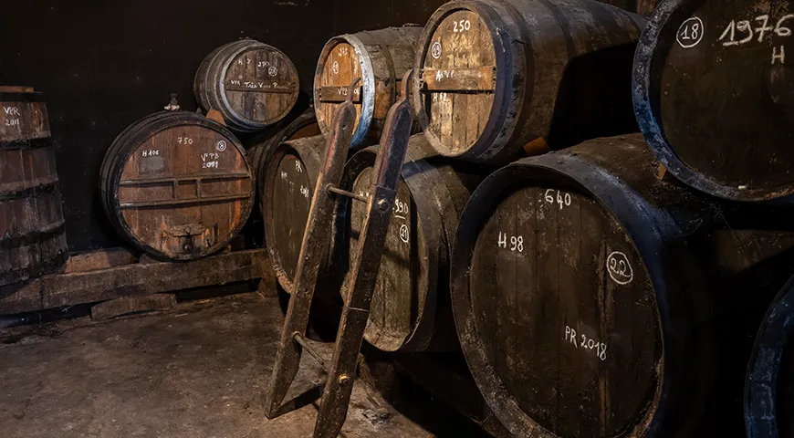 Процесс выдержки коньячного спирта в старых темных французских дубовых бочках в погребе винокурни, регион производства белых вин Коньяк, Шаранта, Сегонзак, Гран-Шампань, Франция