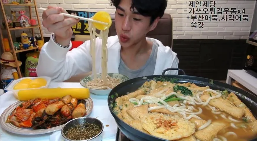 Корейский блогер делает ЭТО перед камерой и получает деньги