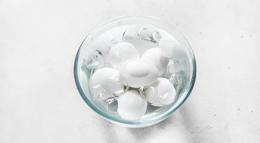 Яйца, фаршированные сыром и чесноком