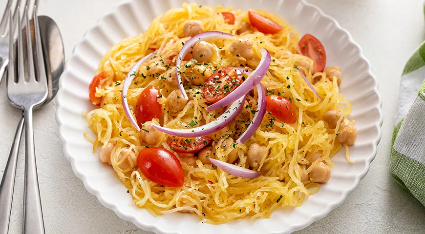 Теплый салат из тыквы-спагетти с нутом и помидорами черри