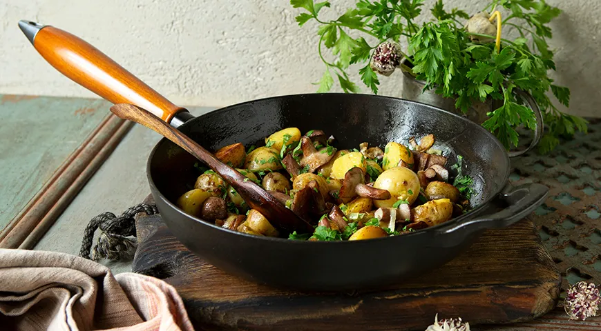Один из кулинарных лайфхаков для жарки картофеля — использование чугунной или тяжелой сковороды с толстым дном