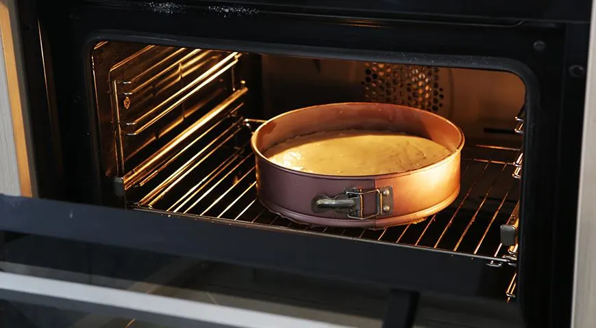 Чтобы коржи из масляного бисквита получились удачные, духовку необходимо прогреть заранее в нужно режиме