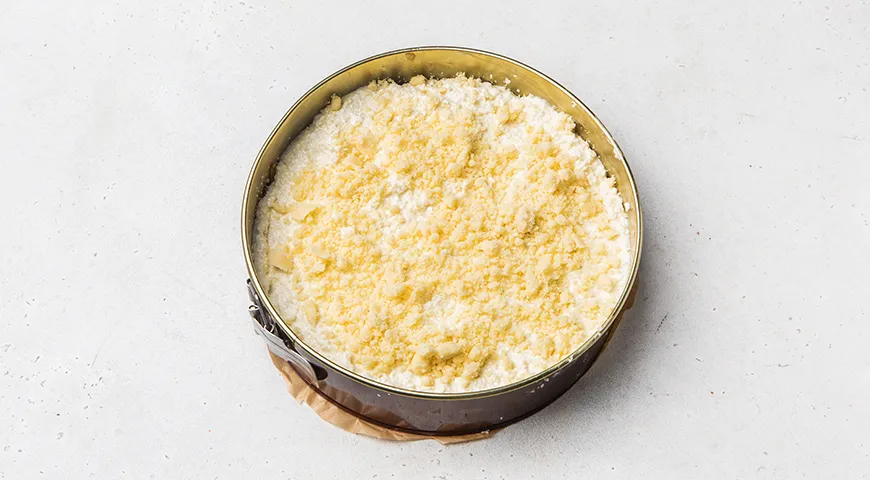 Насыпной пирог с яблоками и творожной начинкой