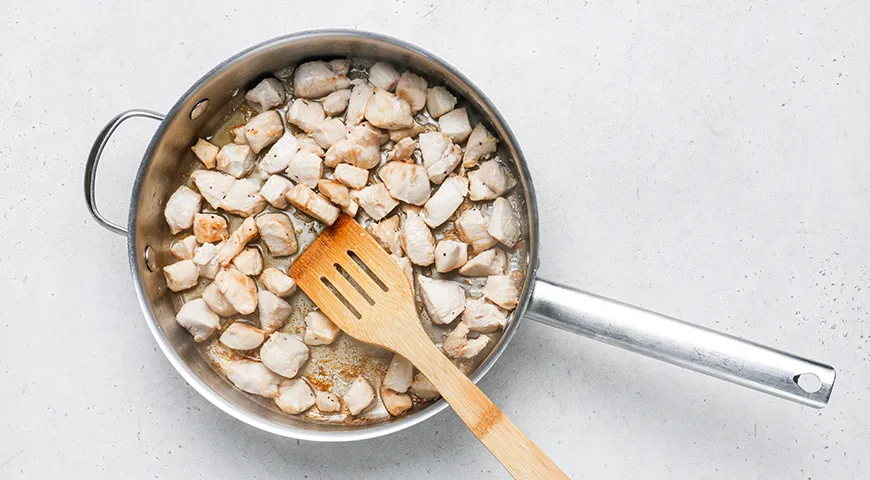 Макароны с курицей в сливочно-сырном соусе