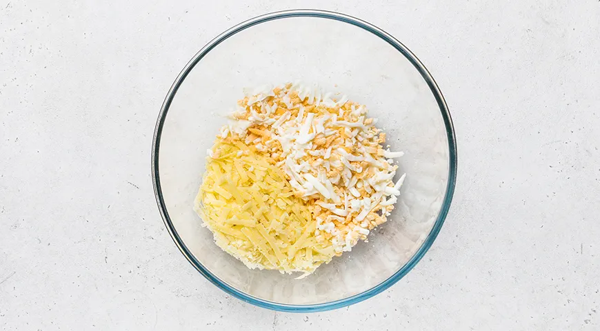 Салат из свежей моркови, сыра и яиц