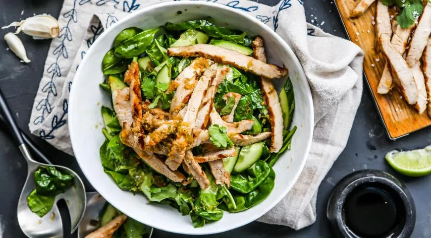 Рецепт теплого салата со свиным эскалопом в азиатском стиле