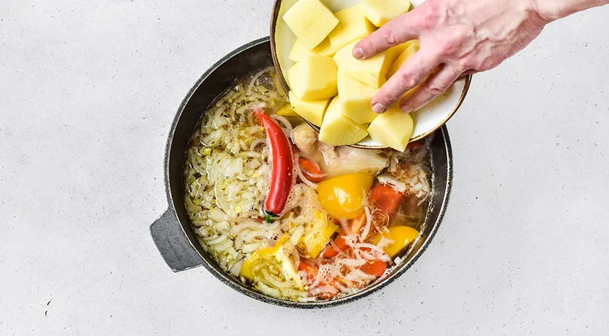 Шурпа в казане на костре